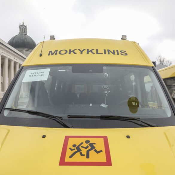 Lietuvoje į mokyklas autobusais ir automobiliais kasdien keliauja 63