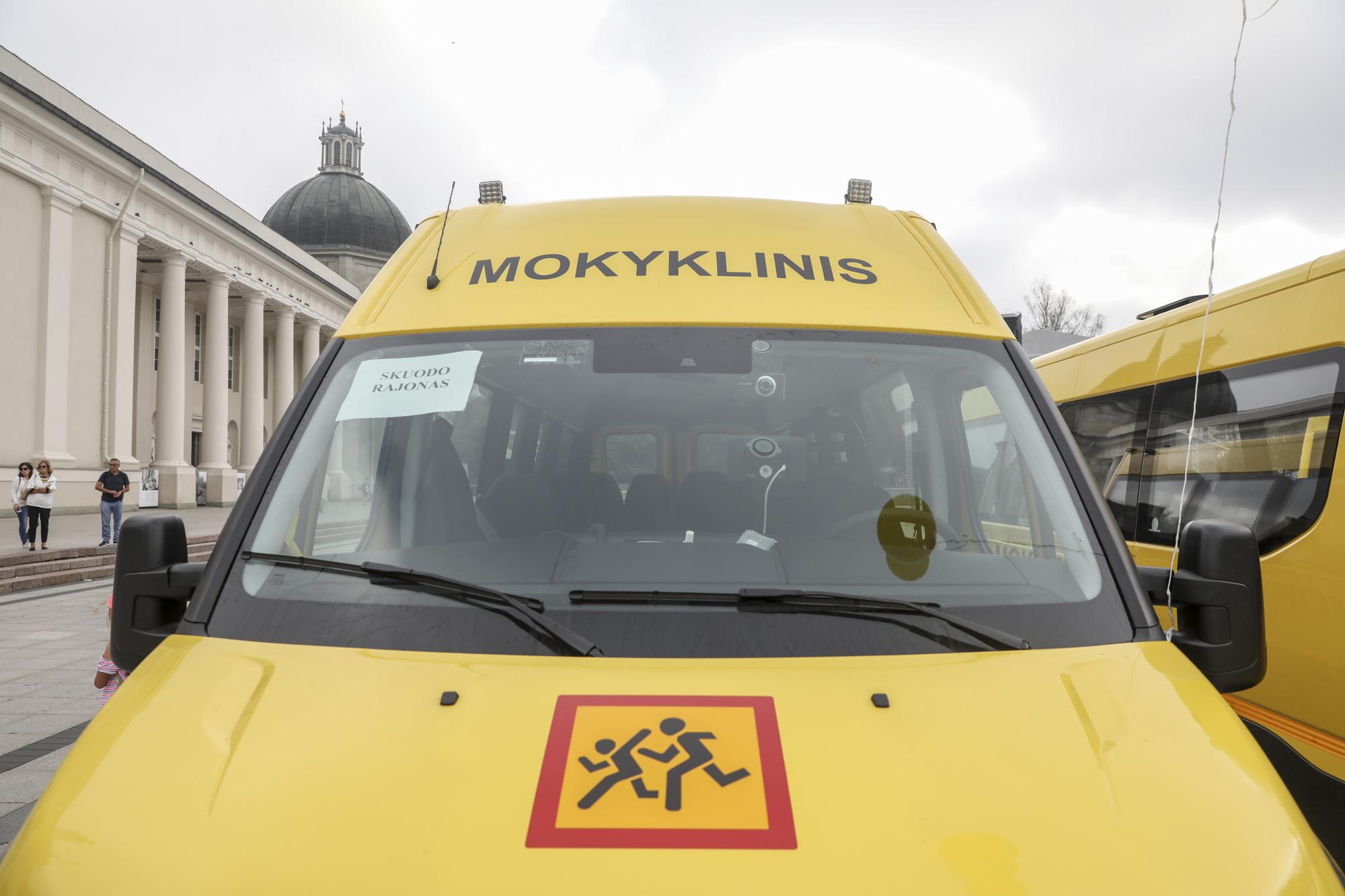 Lietuvoje į mokyklas autobusais ir automobiliais kasdien keliauja 63