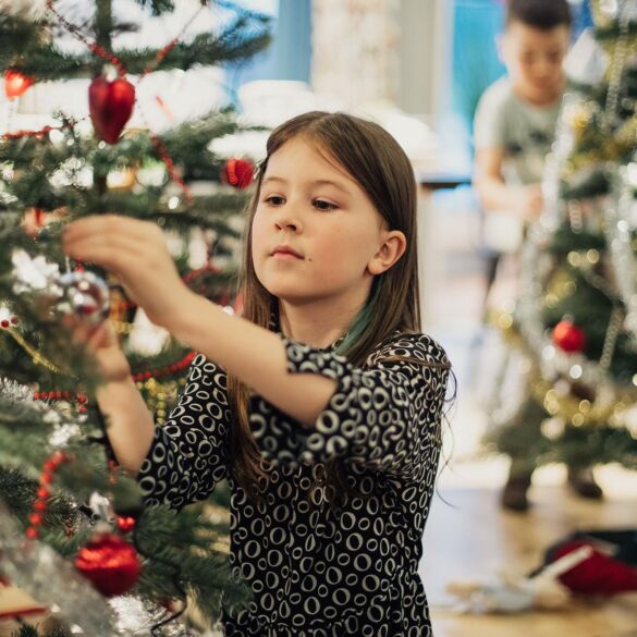 Linksmas eksperimentas: vaikams suteikė laisvę puošti Kalėdų eglę kaip tik širdis geidžia