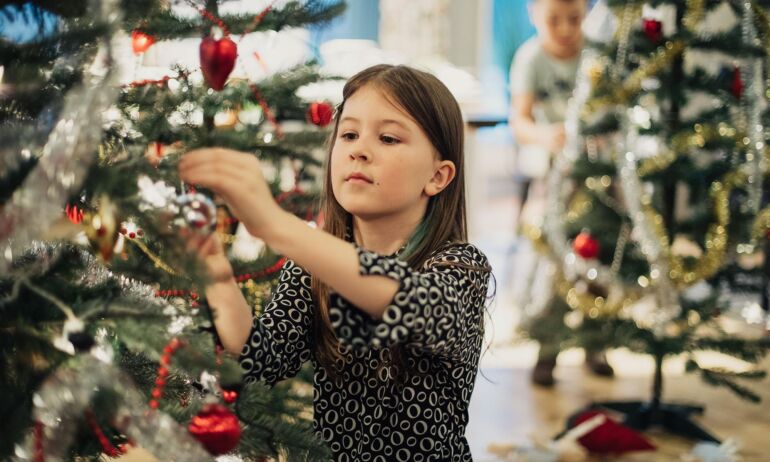 Linksmas eksperimentas: vaikams suteikė laisvę puošti Kalėdų eglę kaip tik širdis geidžia