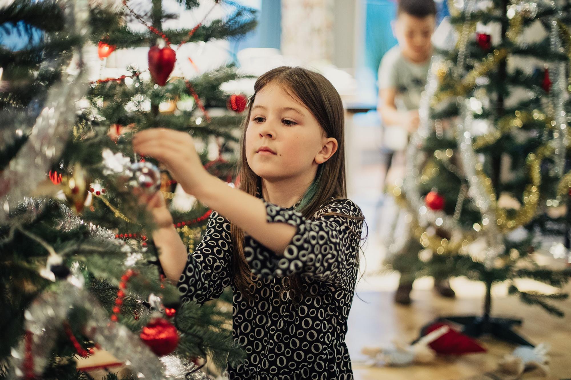 Linksmas eksperimentas: vaikams suteikė laisvę puošti Kalėdų eglę kaip tik širdis geidžia