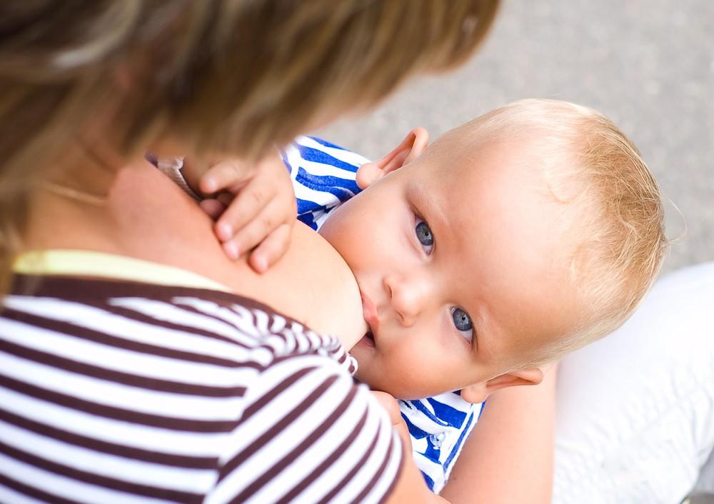 Mama: apnuogintos pupyčių krūtys yra normalu