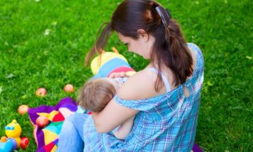 Mamos pienu žindo 6 metų vaiką ir neketina liautis