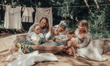 Mamos tinklaraštininkės pristato projektą apie buvimą mama dabar ir prieš 100 metų