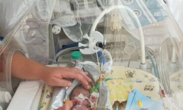Mažiausios naujagimės šalyje mama dėkoja prisidėjusiems prie „Išsipildymo akcijos“: „Be šios pagalbos nebūtume galėję sau leisti tiek daug“