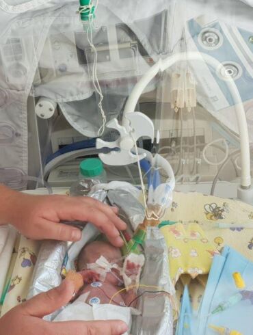 Mažiausios naujagimės šalyje mama dėkoja prisidėjusiems prie „Išsipildymo akcijos“: „Be šios pagalbos nebūtume galėję sau leisti tiek daug“