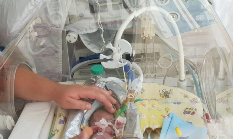 Mažiausios naujagimės šalyje mama dėkoja prisidėjusiems prie „Išsipildymo akcijos“: „Be šios pagalbos nebūtume galėję sau leisti tiek daug“
