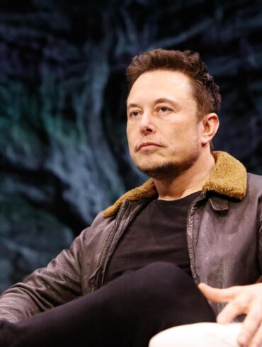 Milijardierius Elon Musk su savo darbuotoja Shivon Zilis slapčia susilaukė dvynių
