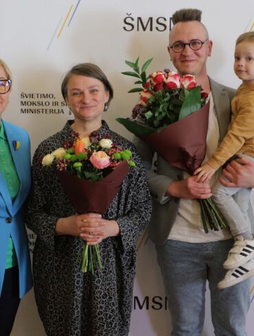 Ministrė J. Šiugždinienė įteikė Vaikų literatūros premiją