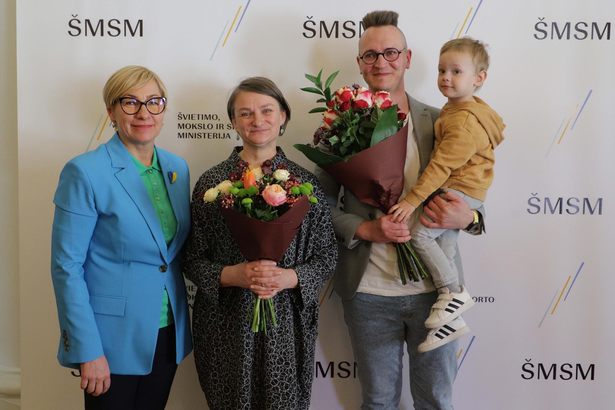 Ministrė J. Šiugždinienė įteikė Vaikų literatūros premiją