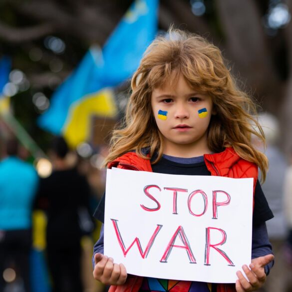 Ministrė J. Šiugždinienė pakvietė mokyklas Europos dieną tylos minute pagerbti Ukrainoje žuvusius vaikus