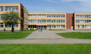 Mokslo metus užbaigti mokyklose galės dar daugiau mokinių