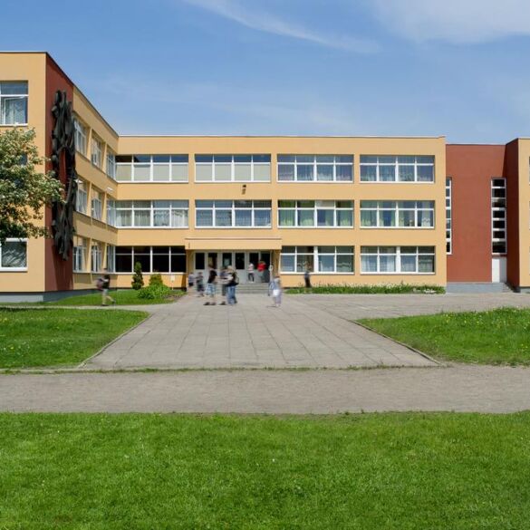 Mokslo metus užbaigti mokyklose galės dar daugiau mokinių