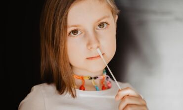 Mokyklose paprastinama testavimo tvarka: savikontrolę antigenų testais galės atlikti patys mokiniai ar jų mokytojai