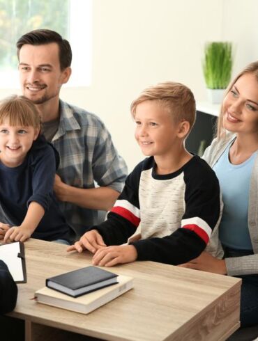 Mokyklų patirtys: komunikacija su tėvais – raktas saugiai grąžinti vaikus į mokyklas