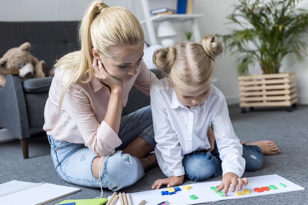 Mokytojo namų darbai tėvams: kaip prisidėti prie vaikų nuotolinio mokslo