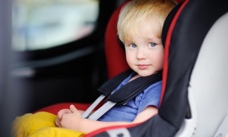 Naujiena pavežėjų automobiliuose - kėdutės vaikams