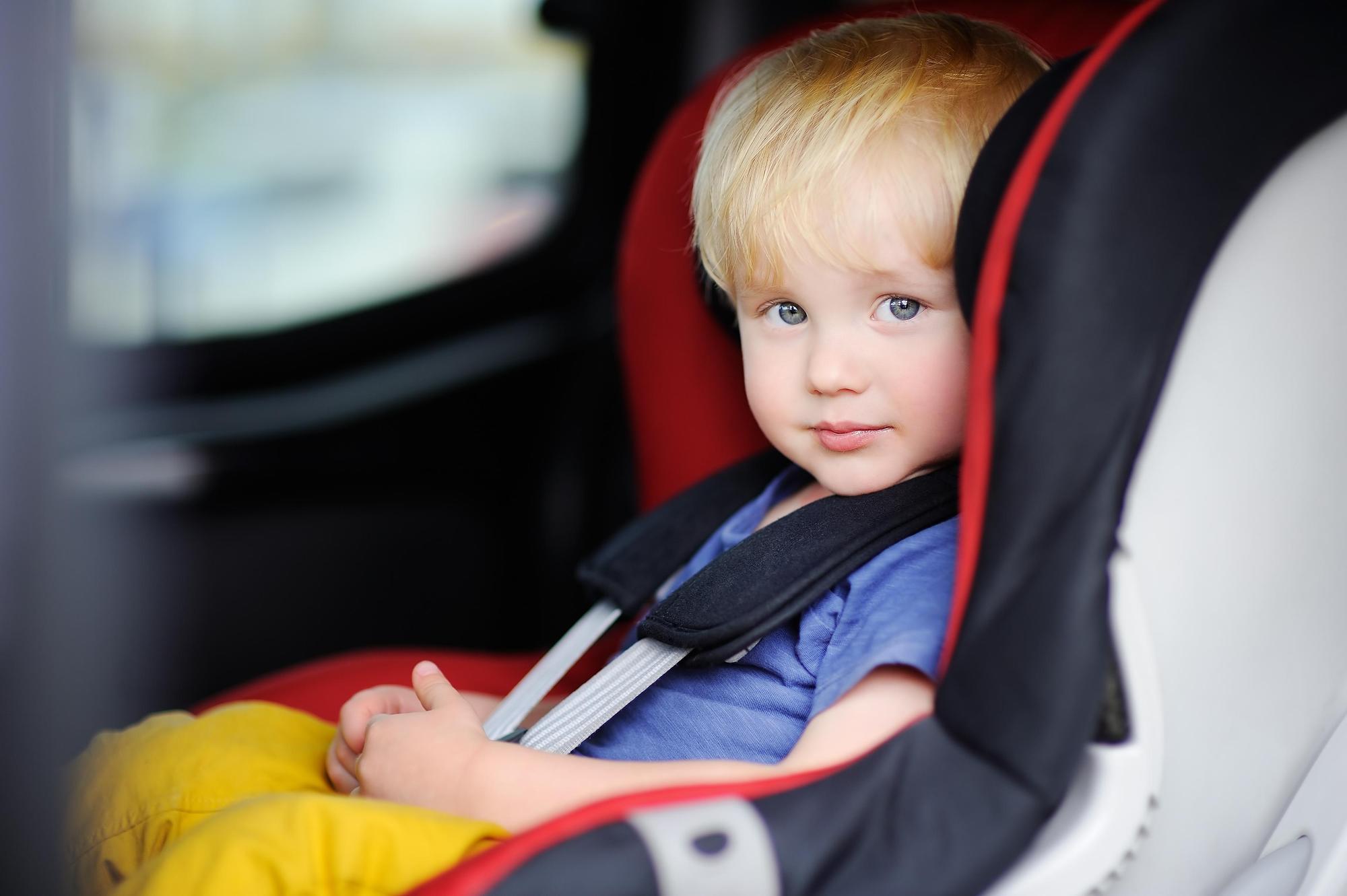 Naujiena pavežėjų automobiliuose - kėdutės vaikams