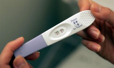Neįprasta reklama žurnale: nusišlapink ir sužinok