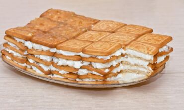 Nekeptas sausainių ir varškės pyragas