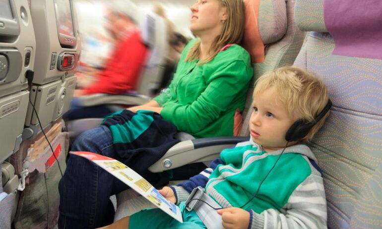 Neregėtas incidentas lėktuve papiktino aplinkinius: ką ši mama sau leidžia?!