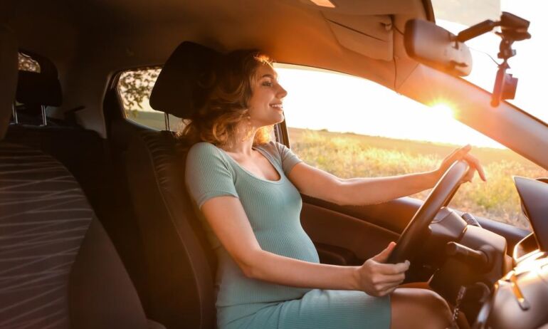 Nėščiųjų pavojai prie automobilio vairo – skaudžios pesekmės galimos ir spūstyje