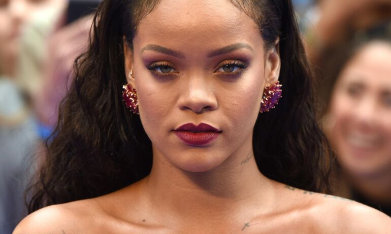 Nėštukių mados: netrukus gimdyti turinti Rihanna vakarienei su mylimuoju pasirinko išskirtinį aprangos derinį
