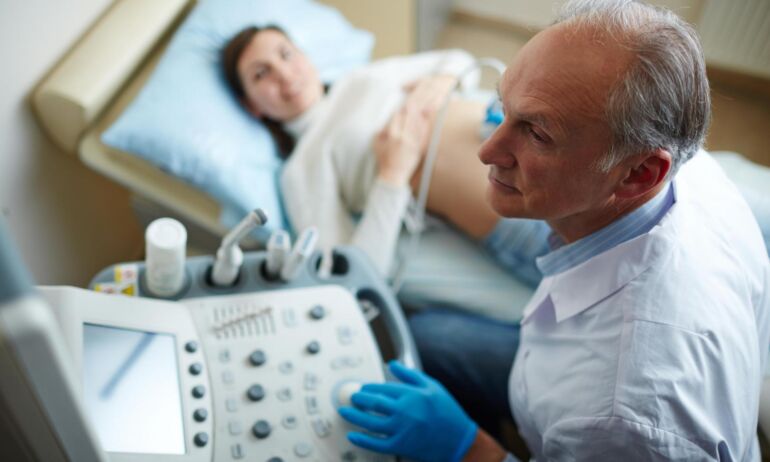 Nėštumo metu diagnozę „vėžys“ išgirdusi Vaida dėkoja ją ir sūnų išgelbėjusiems medikams