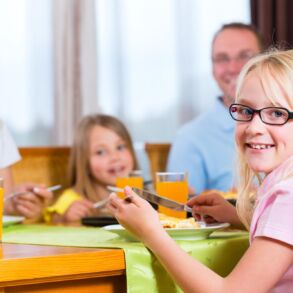 Nuo kada ir kaip mokyti vaiką gerų manierų?