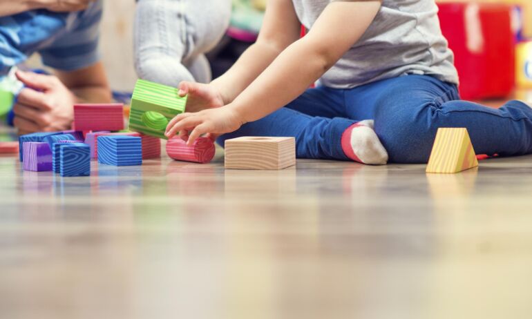 Nuo kitų metų didesnėse valstybės ir savivaldybių institucijose atsiras vaikų kambariai