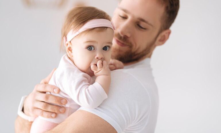 Parengtos įstatymo pataisos dėl dirbančių tėvų pirmaisiais vaiko priežiūros metais