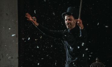 Paskutinė galimybė išvysti didžiausią Klaipėdos jaunimo teatro ir režisieriaus A. Schillingo spektaklį „Įstrigę“ Vilniuje