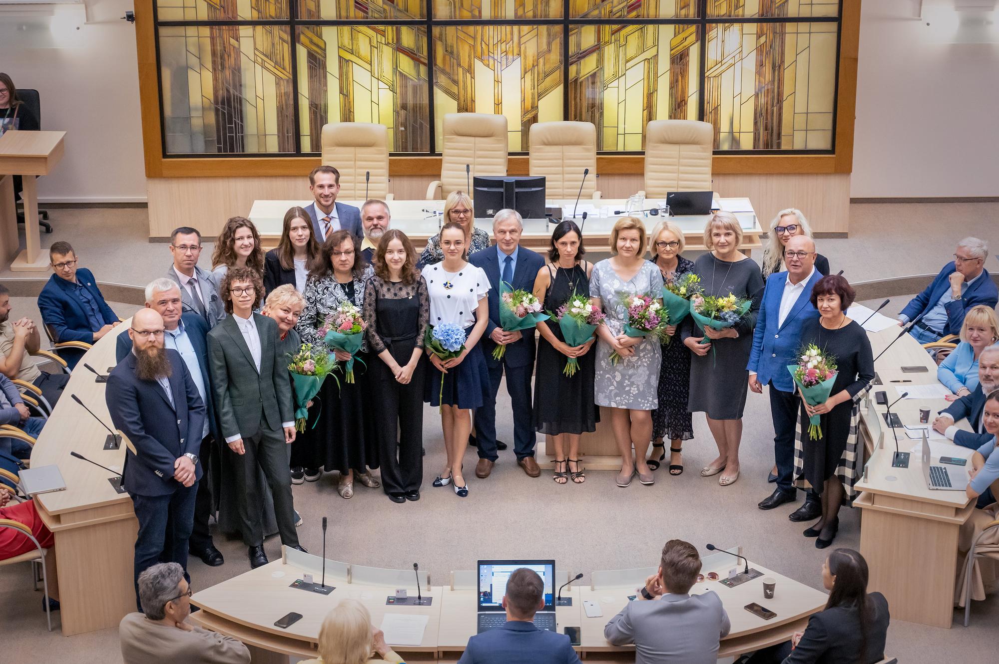 Pažangiausiems Kauno dvyliktokams įteiktos simbolinės Kauno miesto dovanos