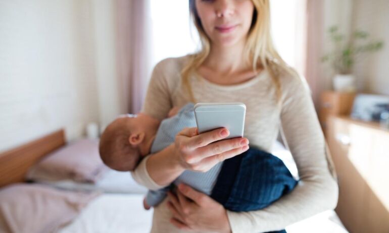 Pirmą kartą Lietuvoje: vaikų iki 3 m. tėvai gaus pagalbą SMS žinutėmis