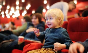 Pirmasis vaiko apsilankymas kine: patarimai tėvams