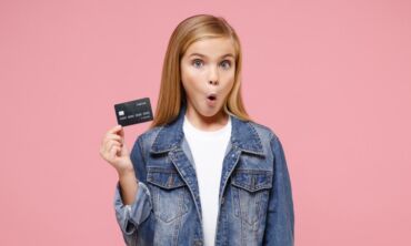 Pirmoji banko kortelė: kada geriausia atidaryti vaiko sąskaitą?