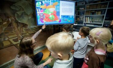 Pirmoji nemokama edukacinė-terapinė knygelė vaikams mokys juos tinkamai rūpintis žaislais