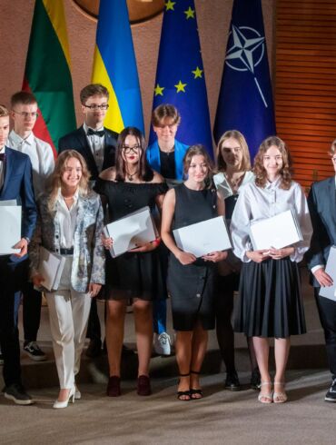 Premjerė pasveikino geriausiai egzaminus išlaikiusius abiturientus ir linkėjo turtinti Lietuvą ir pasaulį savo žiniomis