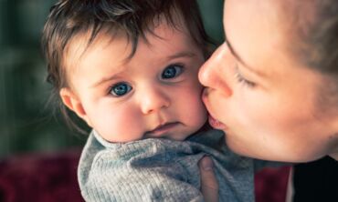 Psichologė apie vaiko prieraišumą: kokias pagrindines klaidas daro šiuolaikinės mamos