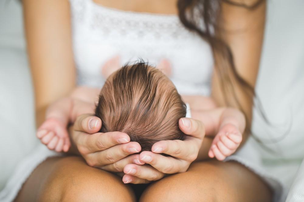 Psichologė: artimieji po gimdymo turėtų būti labai budrūs ir stebėti jauną mamą