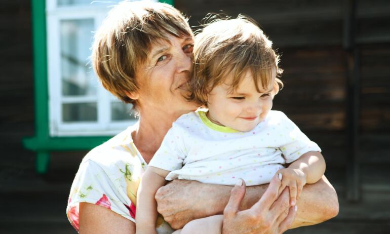 Psichologė pataria: vasarą vaiką leisti į darželį ar patikėti močiutės priežiūrai?