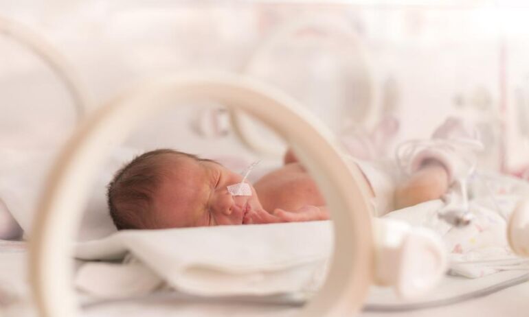 Santaros klinikose panaudotas pažangus metodas naujagimiams – skubi pagalba gimdykloje neperkirpus virkštelės
