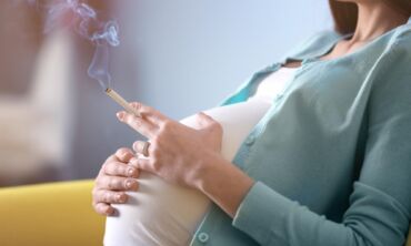 Šešios cigaretės per dieną gali lemti nevaisingumą ir paankstinti menopauzę