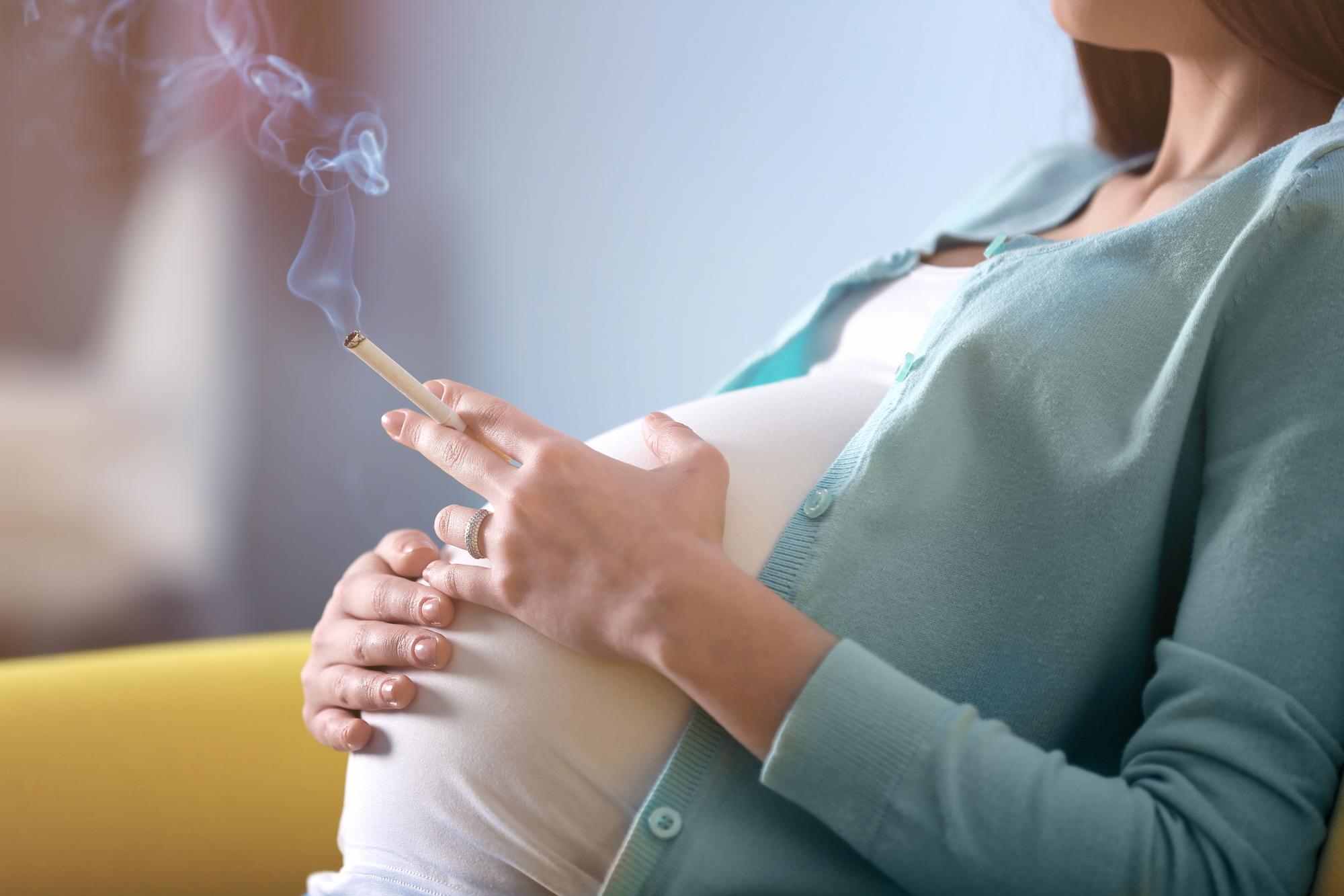 Šešios cigaretės per dieną gali lemti nevaisingumą ir paankstinti menopauzę