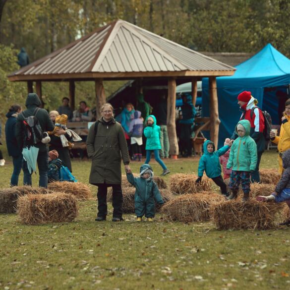 Siaučiančios gamtos stichijos nesutrukdė išskirtinio teatralizuoto festivalio „Miško burtai“ linksmybių