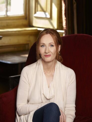 Skaitytojai pasitinka naująją J. K. Rowling knygą: berniukas ir jo žaislas netrukus pakeis pasaulį