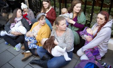 Skandalas: viešbutyje išjuokta žindanti mama sulaukė didelio palaikymo FOTO