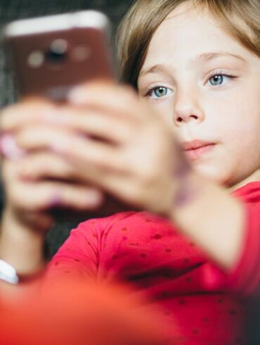 Socialiniuose tinkluose slypintys pavojai: kaip nuo jų apsaugoti vaikus