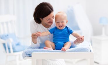 „Sodra“: Lietuvoje tėčiai ir seneliai motinoms padeda ne prižiūrėti vaikus