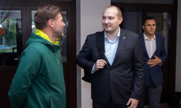 Streikuojančius mokytojus lydintis A. Navickas pradėjo paskutinę žygio iki Vyriausybės atkarpą: atsitraukti negalime